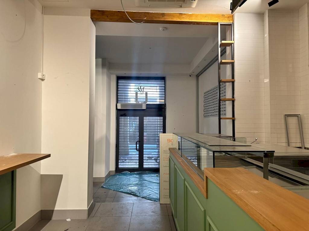 Interno non residenziale - Negozio via Ugo Bassi, Bologna (zona Centro Storico) - foto 3