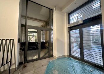 Interno non residenziale - Negozio via Ugo Bassi, Bologna (zona Centro Storico) - foto 1