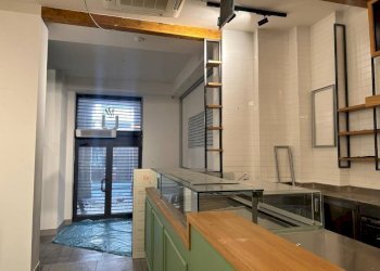 Interno non residenziale - Negozio via Ugo Bassi, Bologna (zona Centro Storico) - foto 4