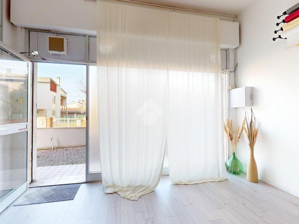 Negozio Via Cattaneo, Cento - foto 1