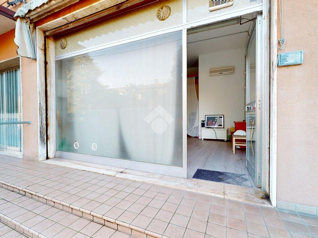 Negozio Via Cattaneo, Cento - foto 3