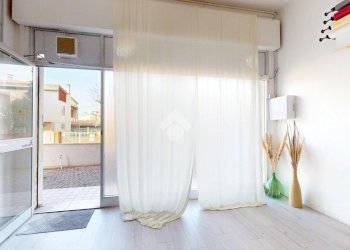 Negozio Via Cattaneo, Cento - foto 1