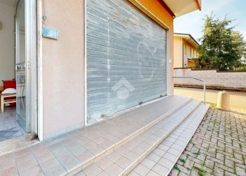 Negozio Via Cattaneo, Cento - foto 13