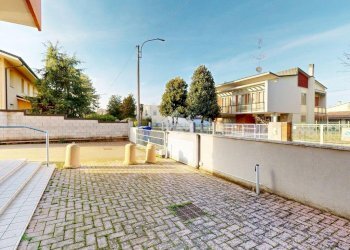 Negozio Via Cattaneo, Cento - foto 15