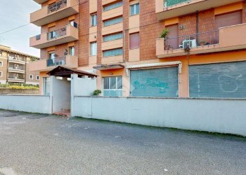 Negozio Via Cattaneo, Cento - foto 18