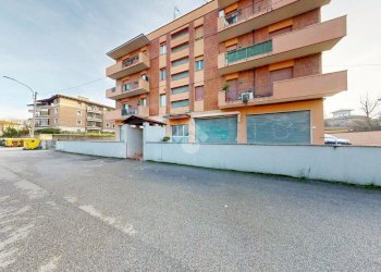 Negozio Via Cattaneo, Cento - foto 19