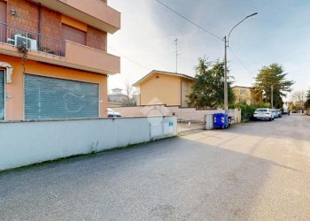 Negozio Via Cattaneo, Cento - foto 20