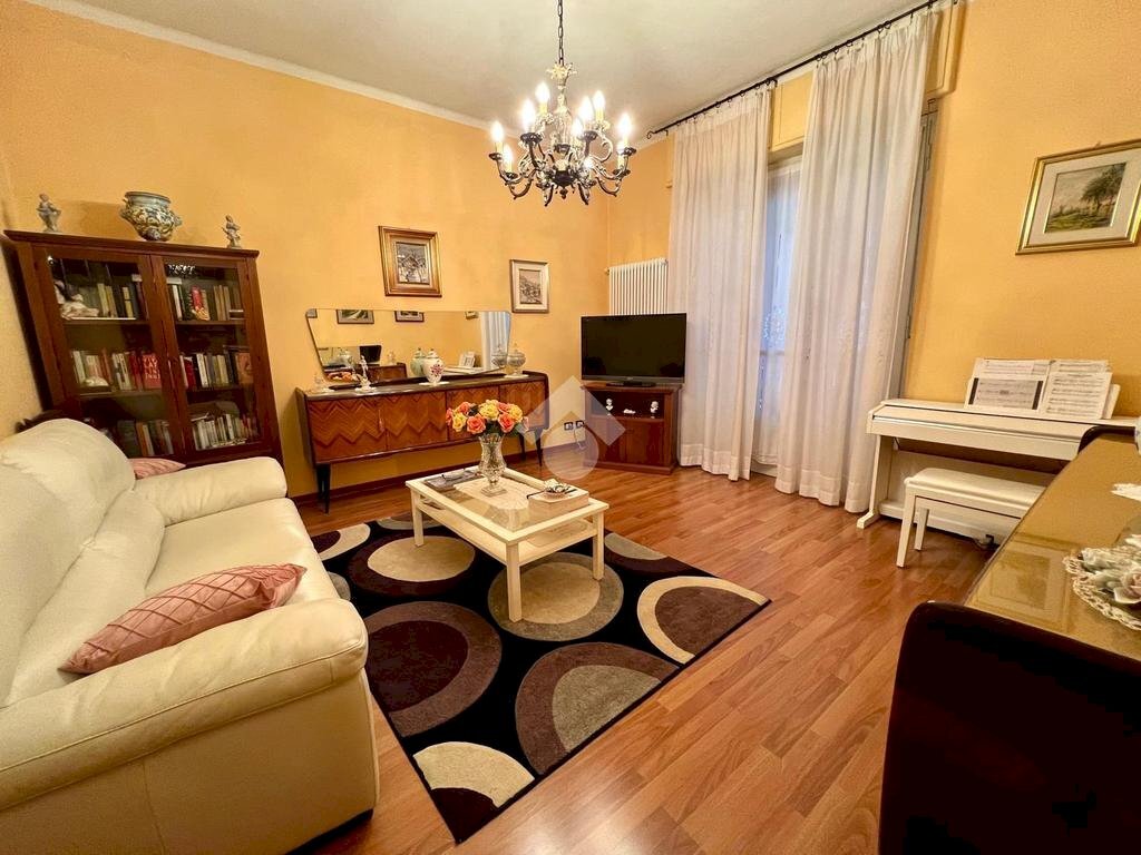 Four-room apartment Corso Michele Coppino, Alba - photo 1