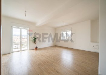 ampio living con finestra e porta finestra - Two-room apartment Via Papa Paolo VI
 
18, Palermo - photo 1