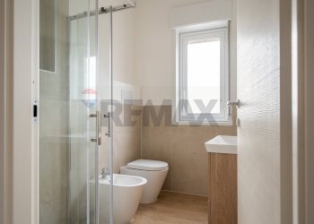 Bagno con doccia e finestra - Two-room apartment Via Papa Paolo VI
 
18, Palermo - photo 15