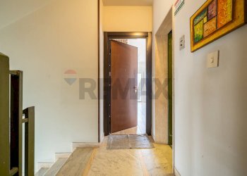 pianerottolo e porta d\'ingresso - Two-room apartment Via Papa Paolo VI
 
18, Palermo - photo 19