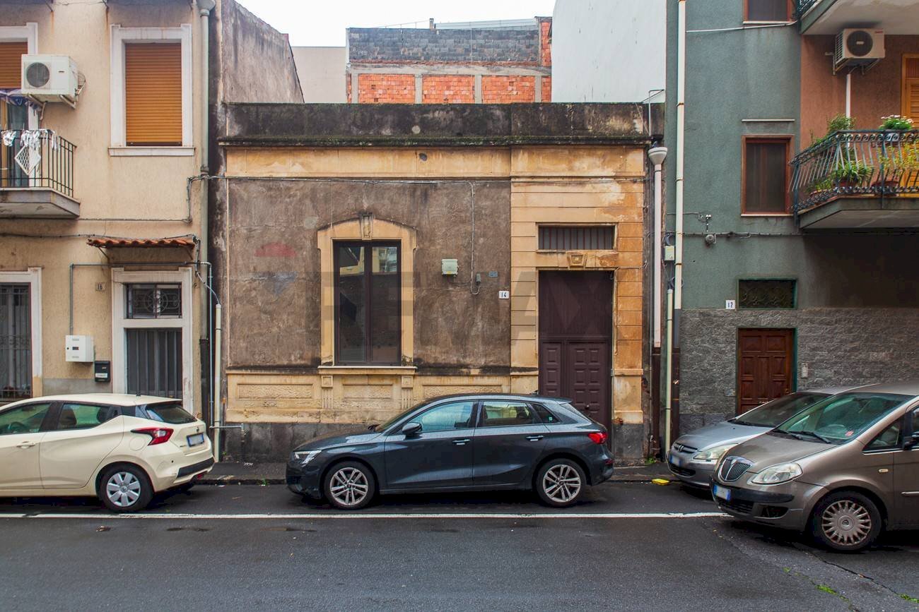 Edificio all\'aperto - Casa indipendente Via Pietro Fullone
14, Catania - foto 2