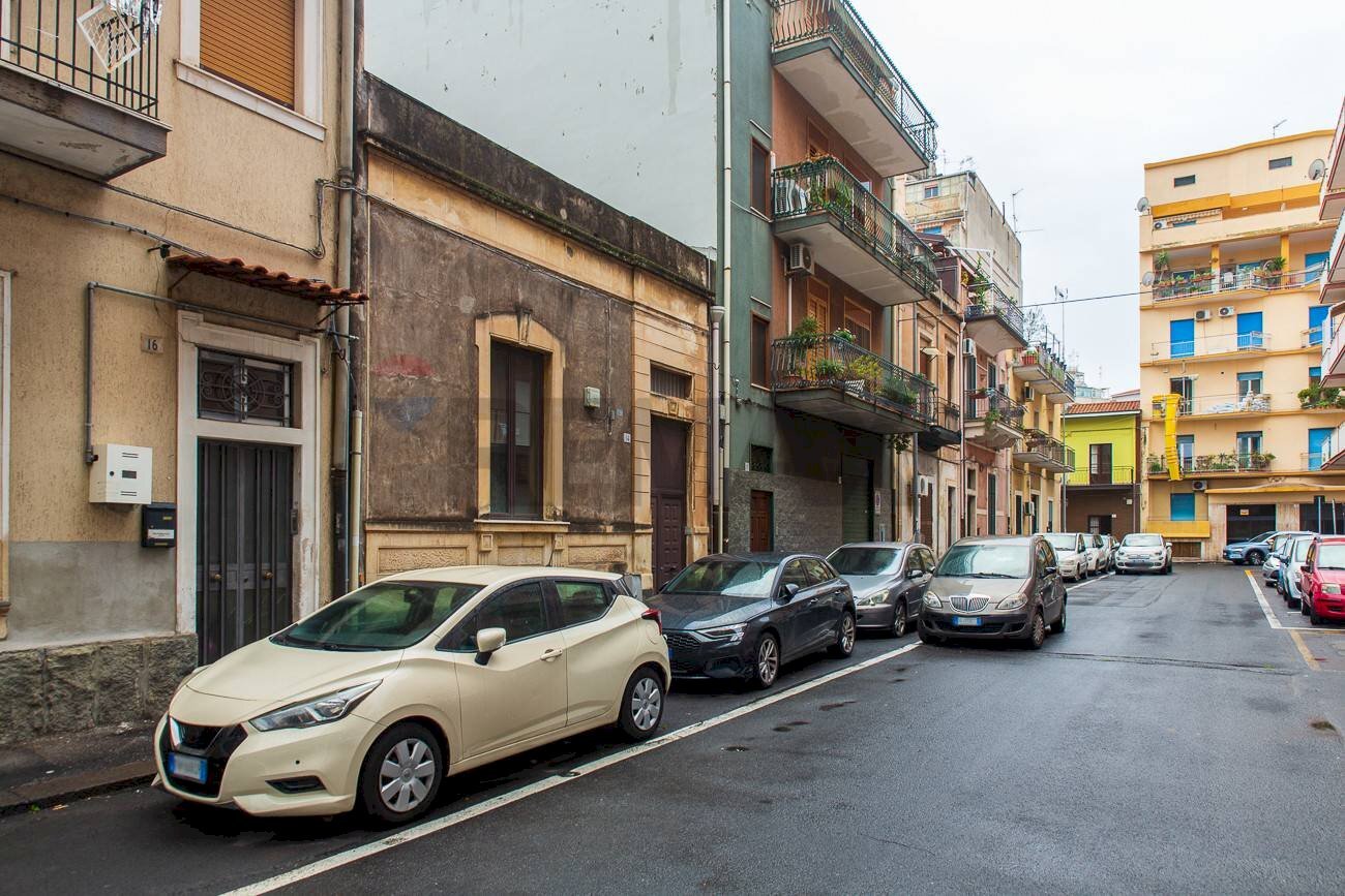 Edificio all\'aperto - Casa indipendente Via Pietro Fullone
14, Catania - foto 3