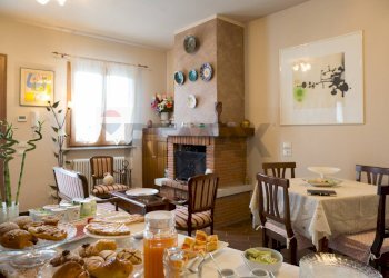 Sala da pranzo - Semi-detached house via dei frutteti
 
1, Camaiore - photo 18