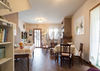 Sala da pranzo - Semi-detached house via dei frutteti
 
1, Camaiore - photo 20