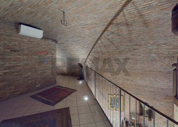 Terrazza - Locale Commerciale Via Ragno
 
12, Ferrara - foto 3