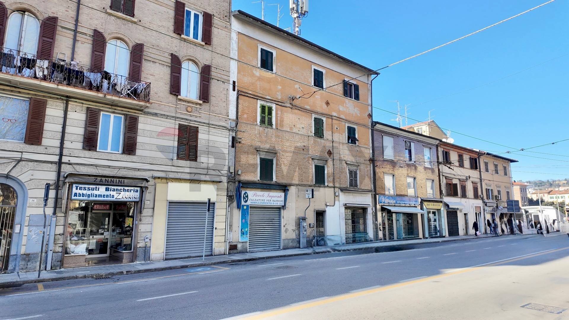 Edificio all\'aperto - Bilocale Viale Cristoforo Colombo
 
18, Ancona - foto 1