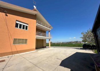 esterno - Casa indipendente Strada Vecchia di Pianfei
 
4, Villanova Mondovì - foto 6