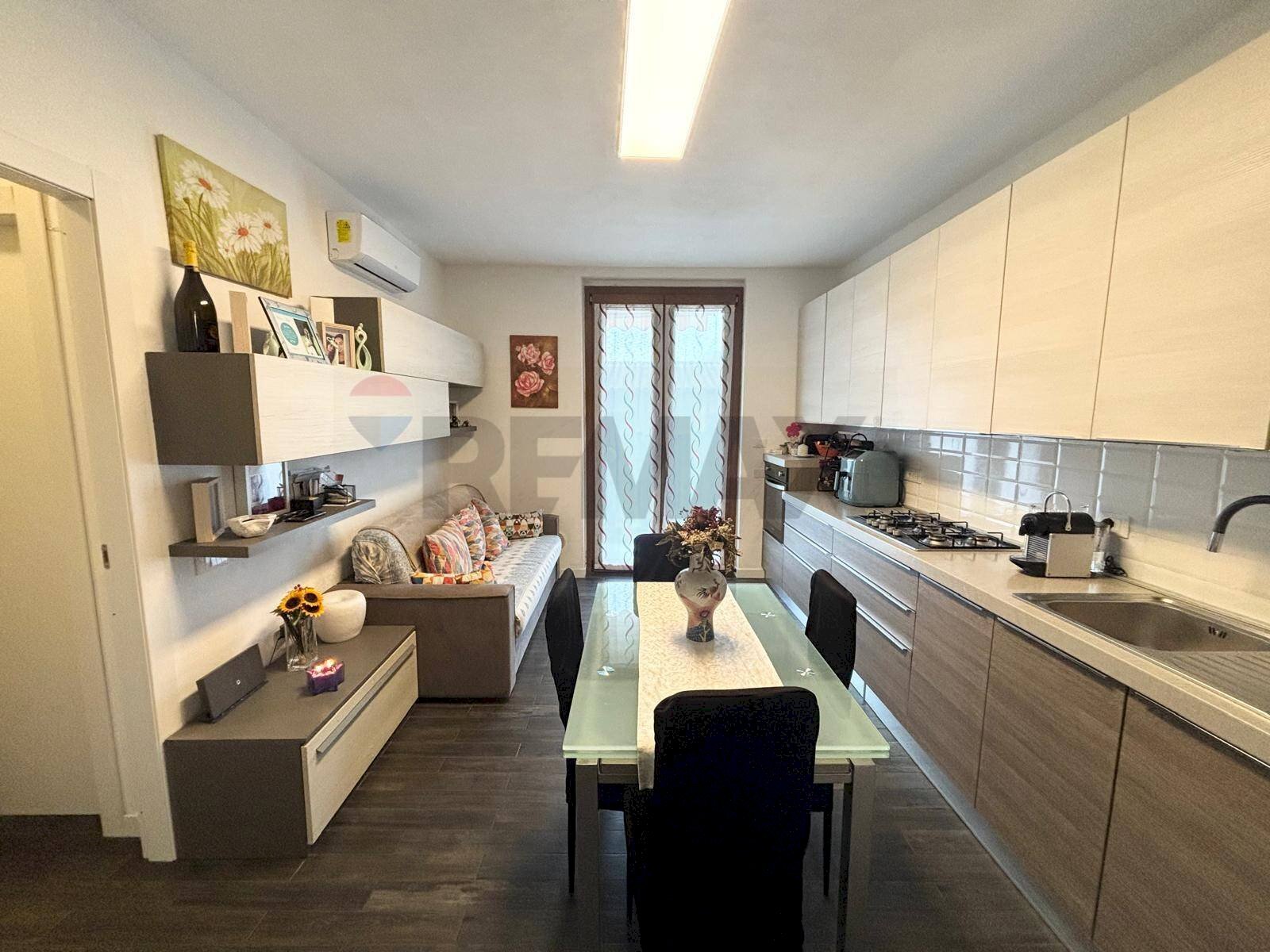 Soggiorno con cucina a vista - Bilocale Via Magrera
 
42, Roncaro - foto 1