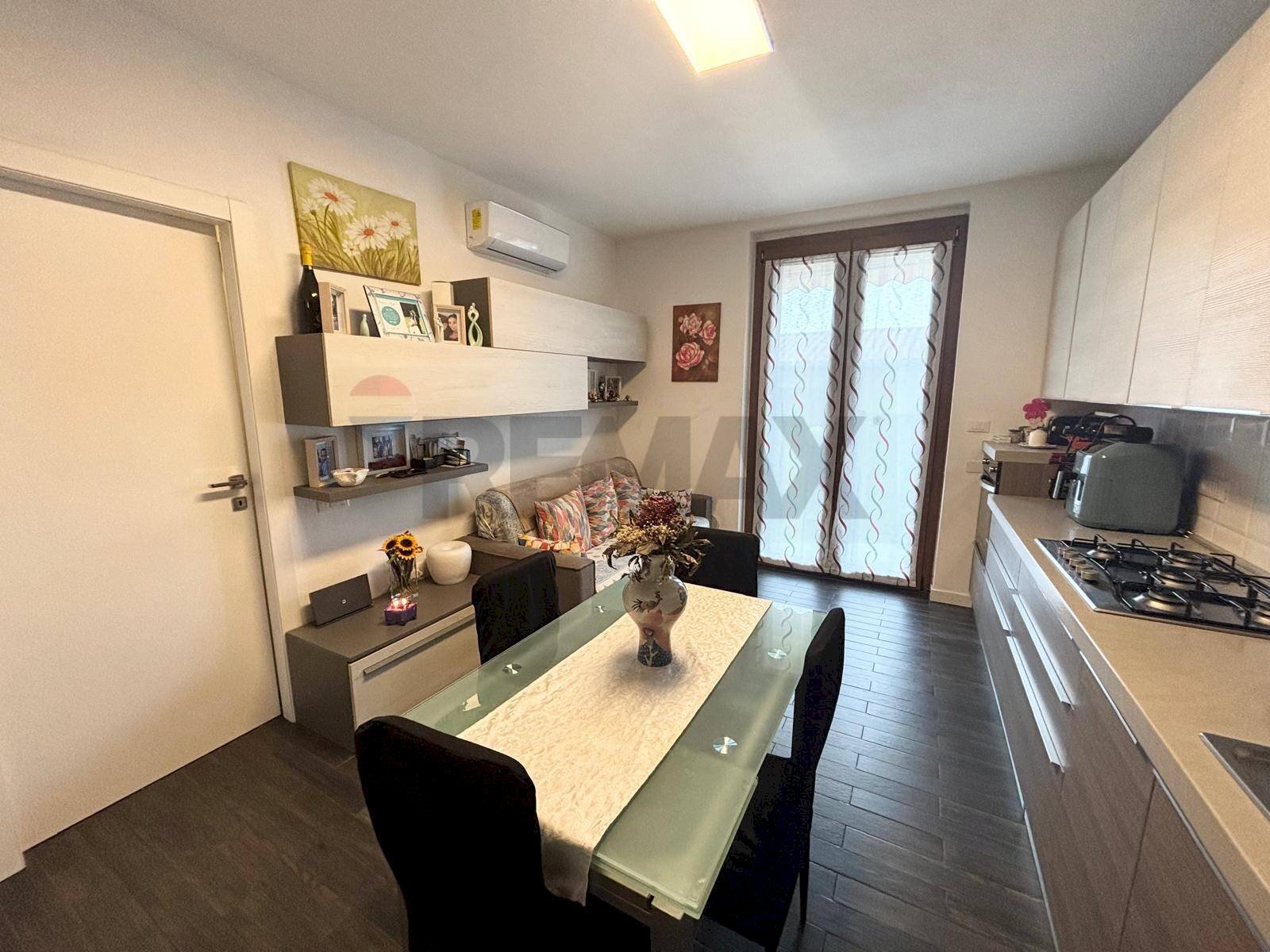 Soggiorno con cucina a vista - Bilocale Via Magrera
 
42, Roncaro - foto 3