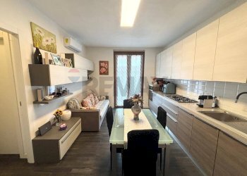 Soggiorno con cucina a vista - Bilocale Via Magrera
 
42, Roncaro - foto 1