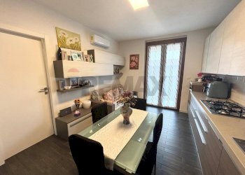 Soggiorno con cucina a vista - Bilocale Via Magrera
 
42, Roncaro - foto 3