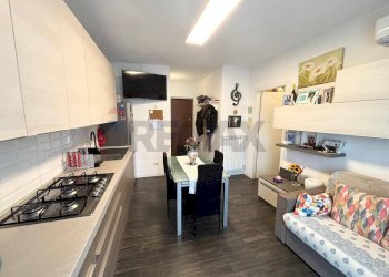 Soggiorno con cucina a vista - Bilocale Via Magrera
 
42, Roncaro - foto 5