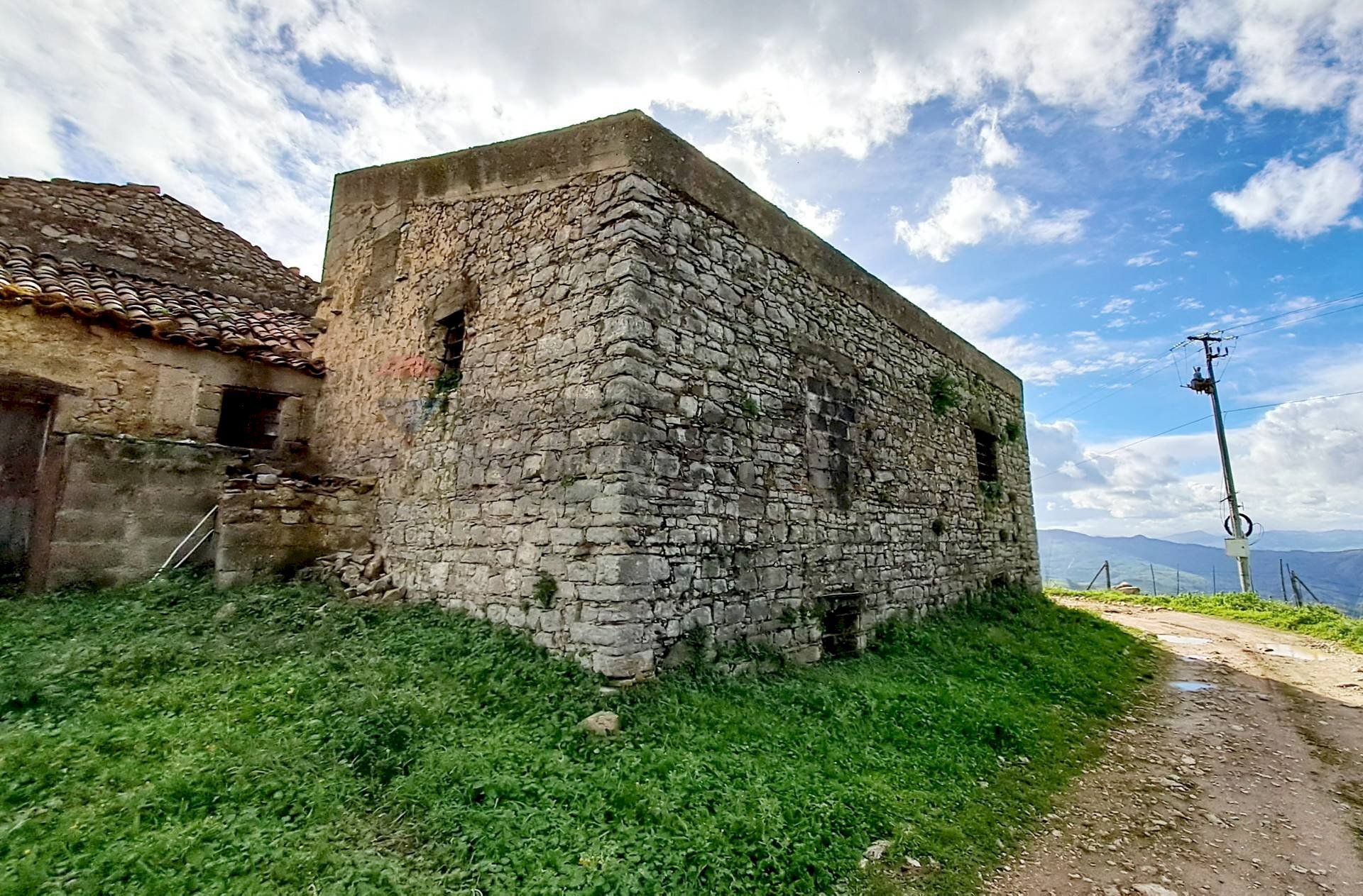 Facciata posteriore e laterale - Rustic contrada mondoletto
 
s/n, Collesano - photo 1