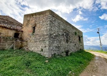 Facciata posteriore e laterale - Rustic contrada mondoletto
 
s/n, Collesano - photo 1