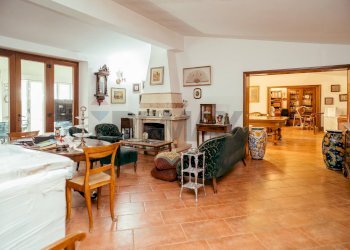 Sala da pranzo - Villa Via Di Santa Maria Di Galeria
 
504, Roma - foto 2