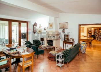 Sala da pranzo - Villa Via Di Santa Maria Di Galeria
 
504, Roma - foto 4