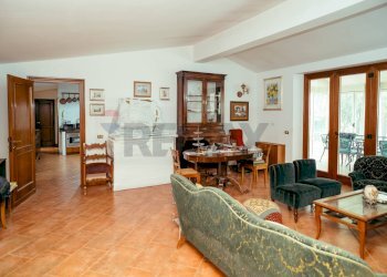 Sala da pranzo - Villa Via Di Santa Maria Di Galeria
 
504, Roma - foto 32