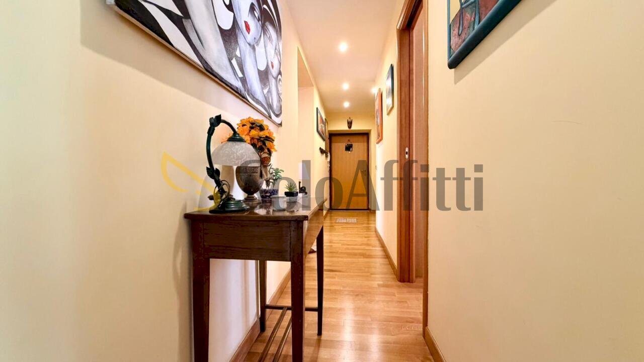 Corridoio - Three-room apartment Piazza Francesco Muzii, Napoli (neighborhood Arenella) - photo 2