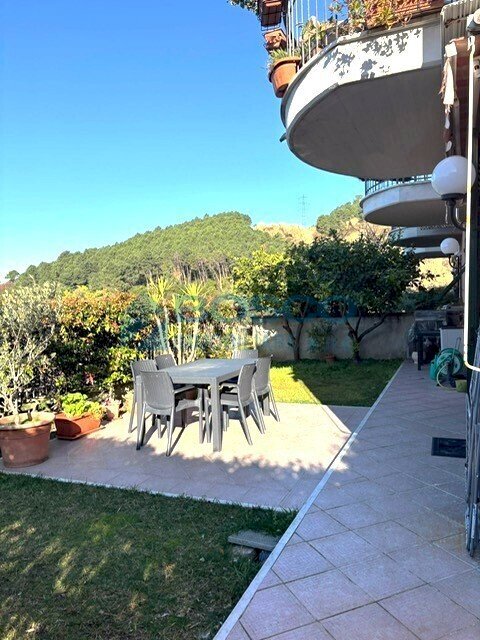 porzione di giardino con vista mare.jpg - Quadrilocale Salita Ruffino 43, La Spezia - foto 1