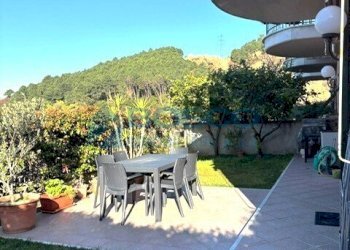 porzione di giardino con vista mare.jpg - Quadrilocale Salita Ruffino 43, La Spezia - foto 1
