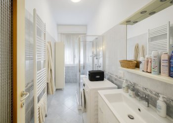 20251204_2238_Bagno Elegante e Luminoso_remix_01kb - Trilocale Via Gerolamo Savoldo 2, Brescia - foto 8