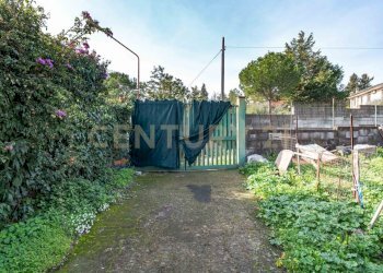 16 giardino-ingresso strada .jpg - Appartamento Via delle Ginestre s.n.c., Pedara - foto 16