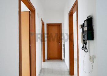 Hall / corridoio - Three-room apartment Via Kennedy
 
25, Bitritto - photo 8