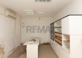 Cabina armadio - Locale Commerciale via XX Settembre
 
85, San Gregorio di Catania - foto 12