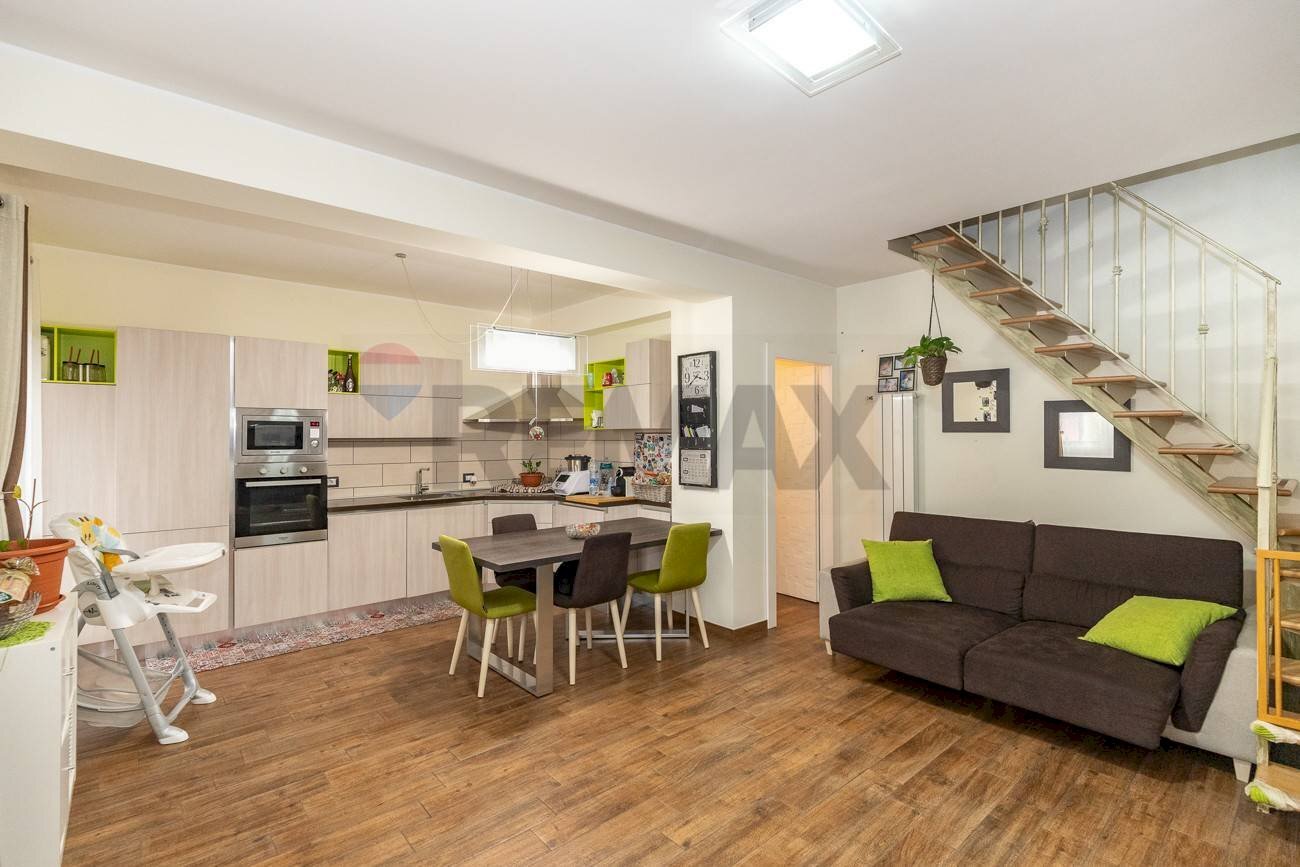 Sala da pranzo - Four-room apartment Via Santa Maria dei Monti
 
12, Mascalucia - photo 1