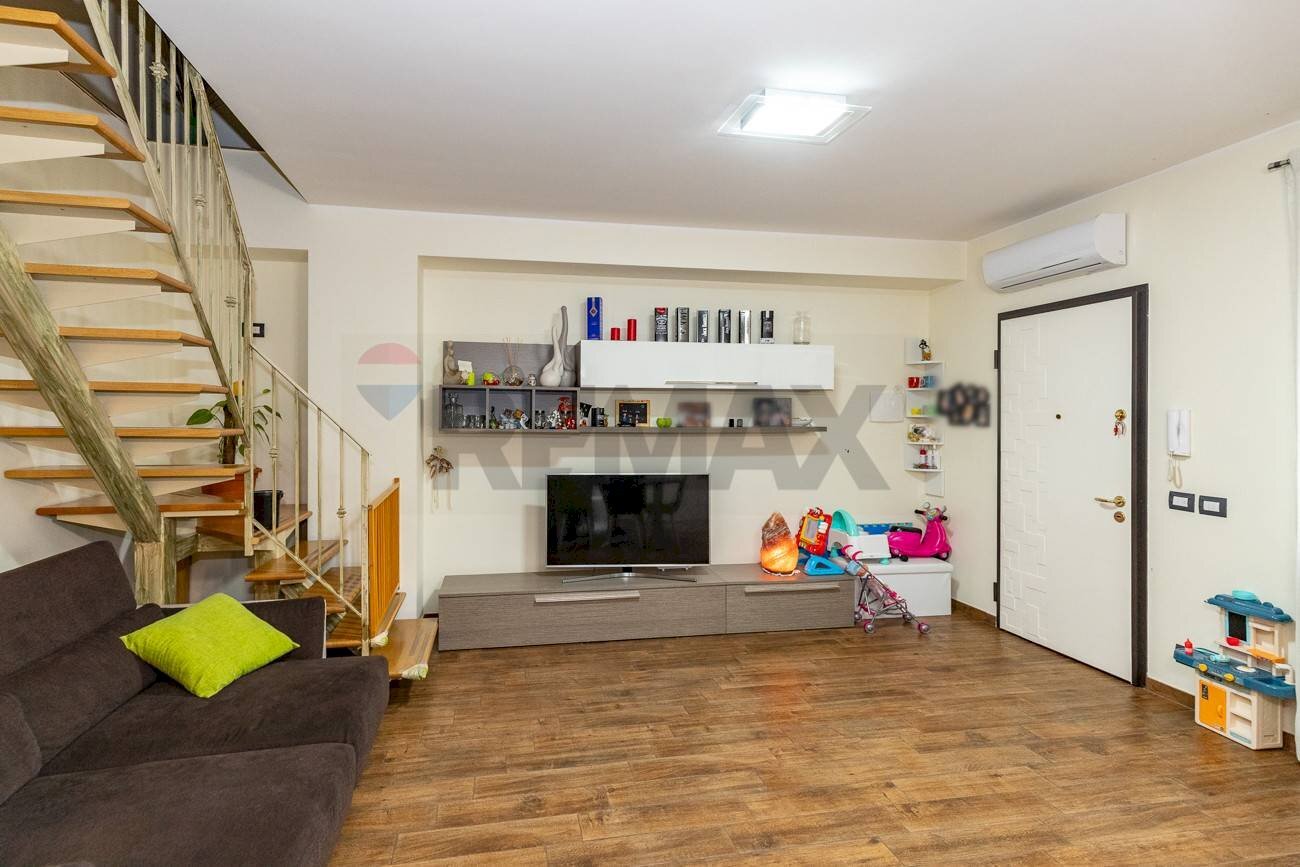 Soggiorno - Four-room apartment Via Santa Maria dei Monti
 
12, Mascalucia - photo 3