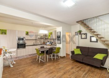 Sala da pranzo - Quadrilocale Via Santa Maria dei Monti
 
12, Mascalucia - foto 1