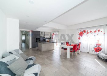 Sala da pranzo - Quadrilocale Via Giuseppe Marcellino
 
8, Catania - foto 23