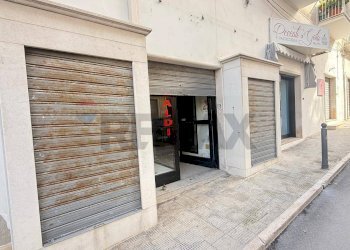Edificio all\'aperto - Locale Commerciale Via Valeri
 
3, Vieste - foto 1