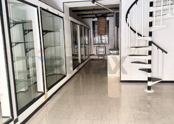 Ricezione / Lobby - Locale Commerciale Via Valeri
 
3, Vieste - foto 5