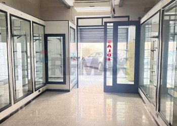 Ricezione / Lobby - Locale Commerciale Via Valeri
 
3, Vieste - foto 6