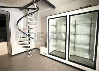 Scale - Locale Commerciale Via Valeri
 
3, Vieste - foto 8