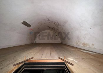 Stanza vuota - Locale Commerciale Via Valeri
 
3, Vieste - foto 12