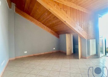 camera da letto con balconcino - Attico Strada Genova, Moncalieri - foto 19