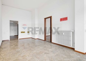 Stanza vuota - Negozio Via Volta, 1, Caronno Varesino - foto 3